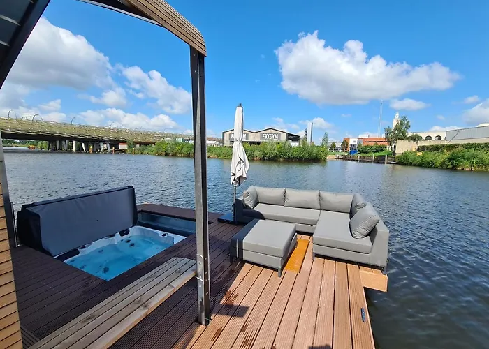 Wikkelboats At Tramkade Den Bosch *